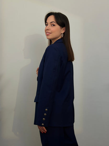 Класичний костюм з прямими брюками