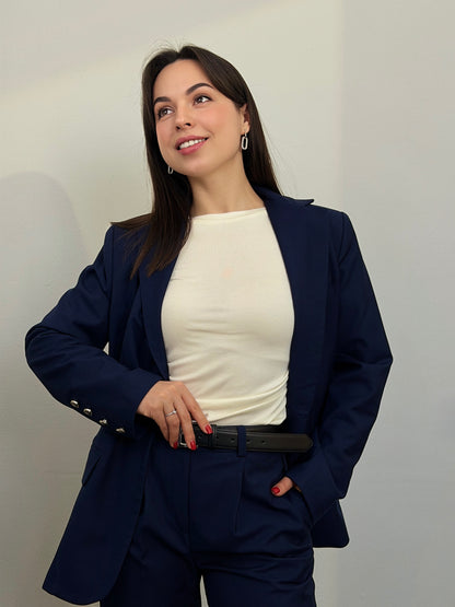 Класичний костюм з прямими брюками