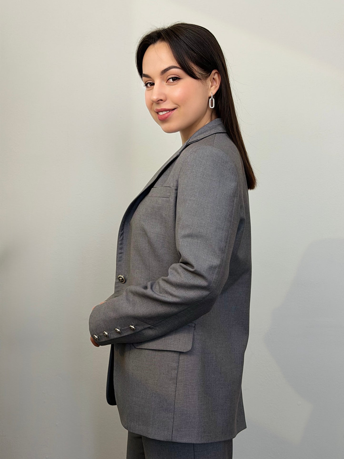 Класичний костюм з прямими брюками