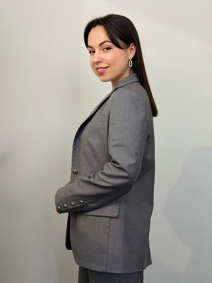 Класичний костюм з прямими брюками