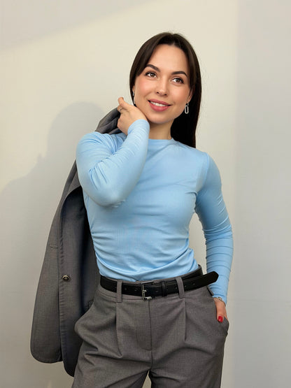 Класичний костюм з прямими брюками