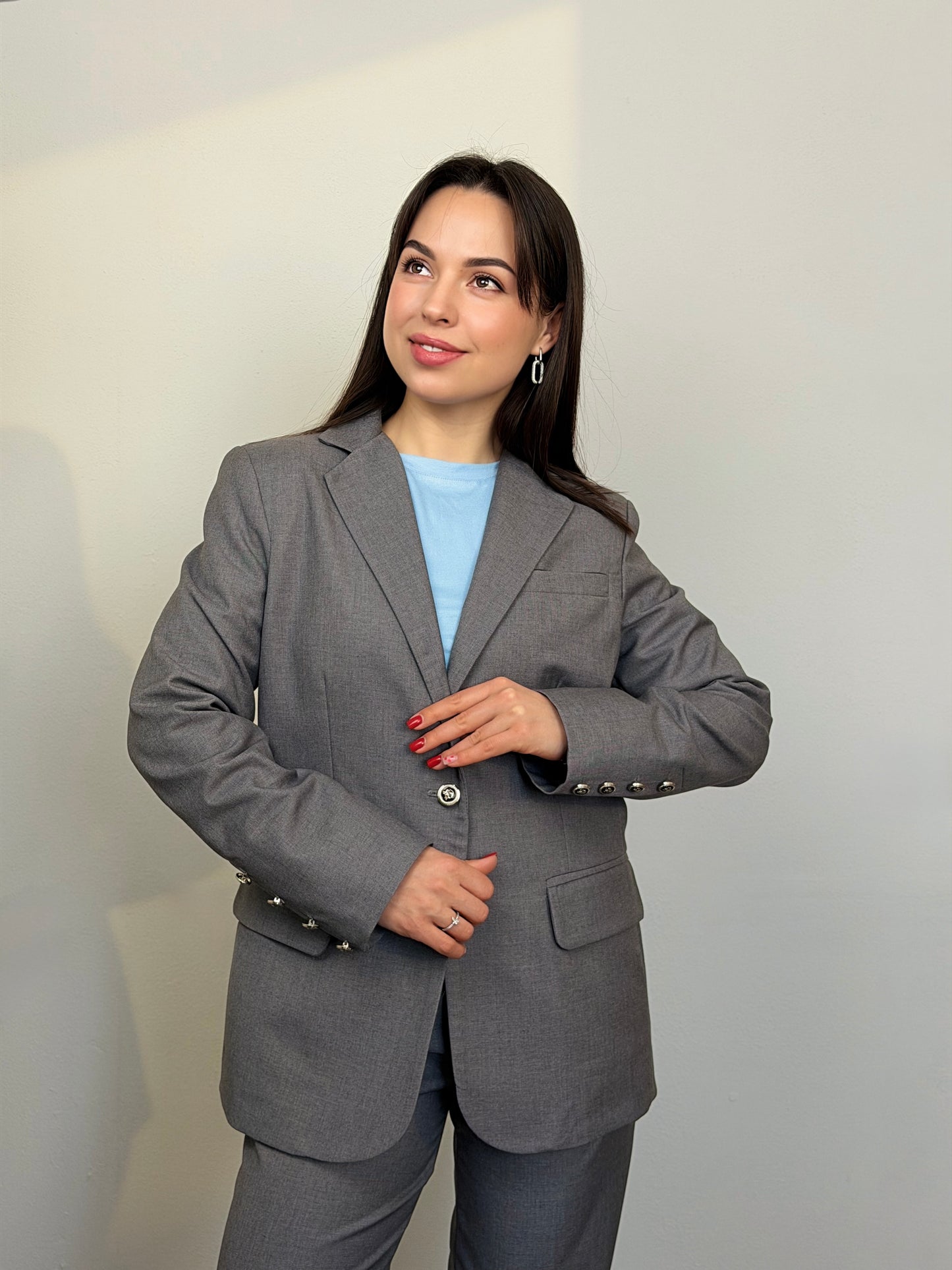 Класичний костюм з прямими брюками