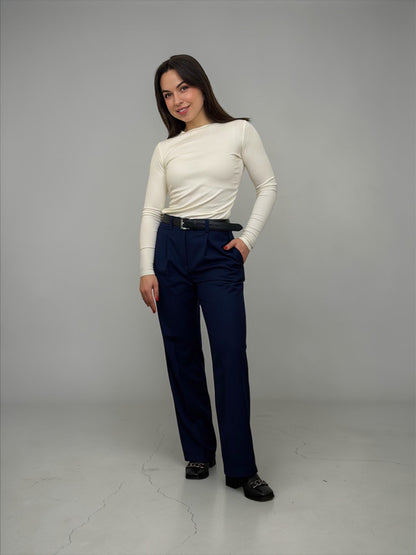 Класичний костюм з прямими брюками