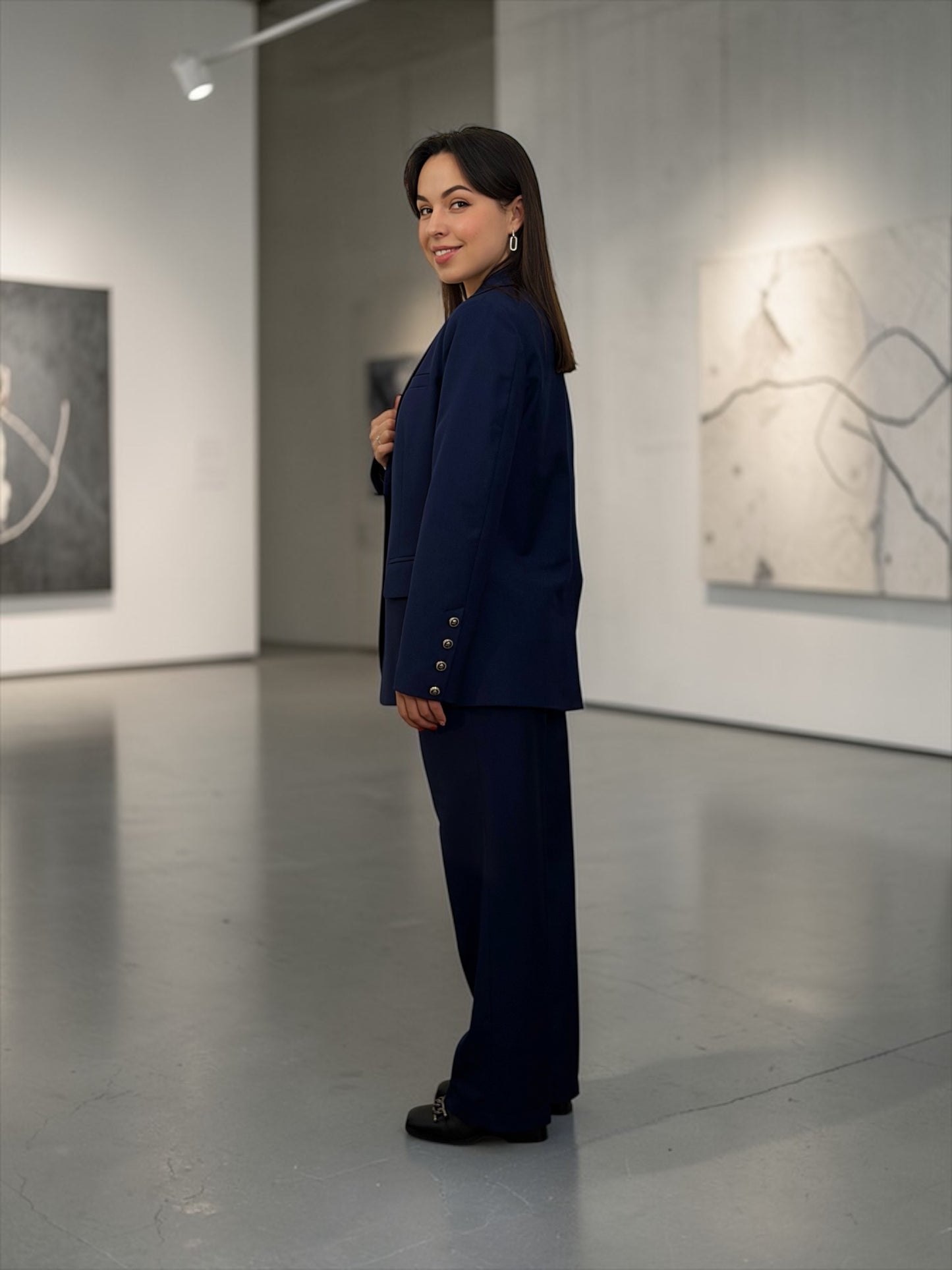 Класичний костюм з прямими брюками