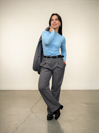 Класичний костюм з прямими брюками