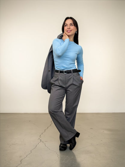 Класичний костюм з прямими брюками